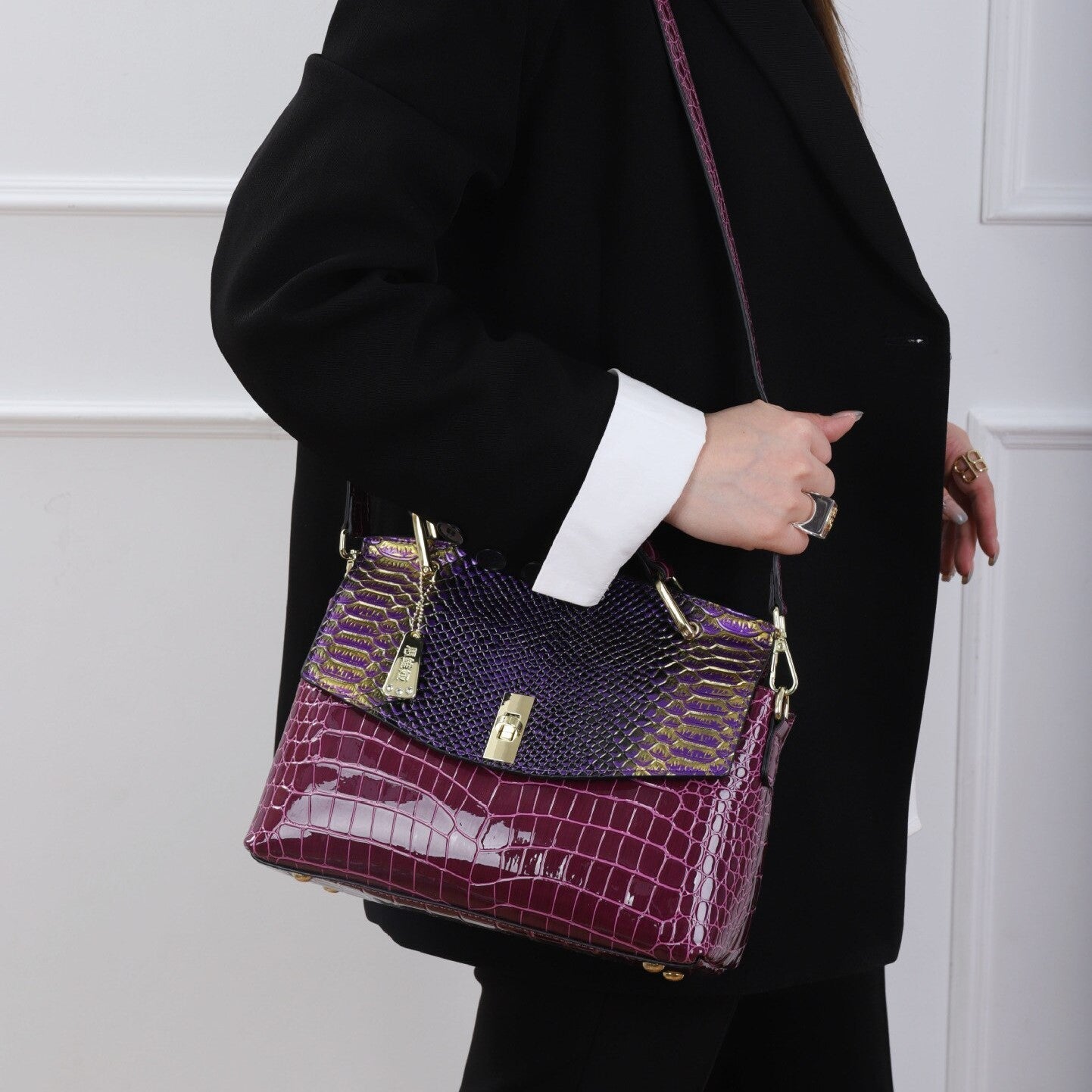 MODÉRA MODA | Bolso de Hombro Versátil con un Toque Especial